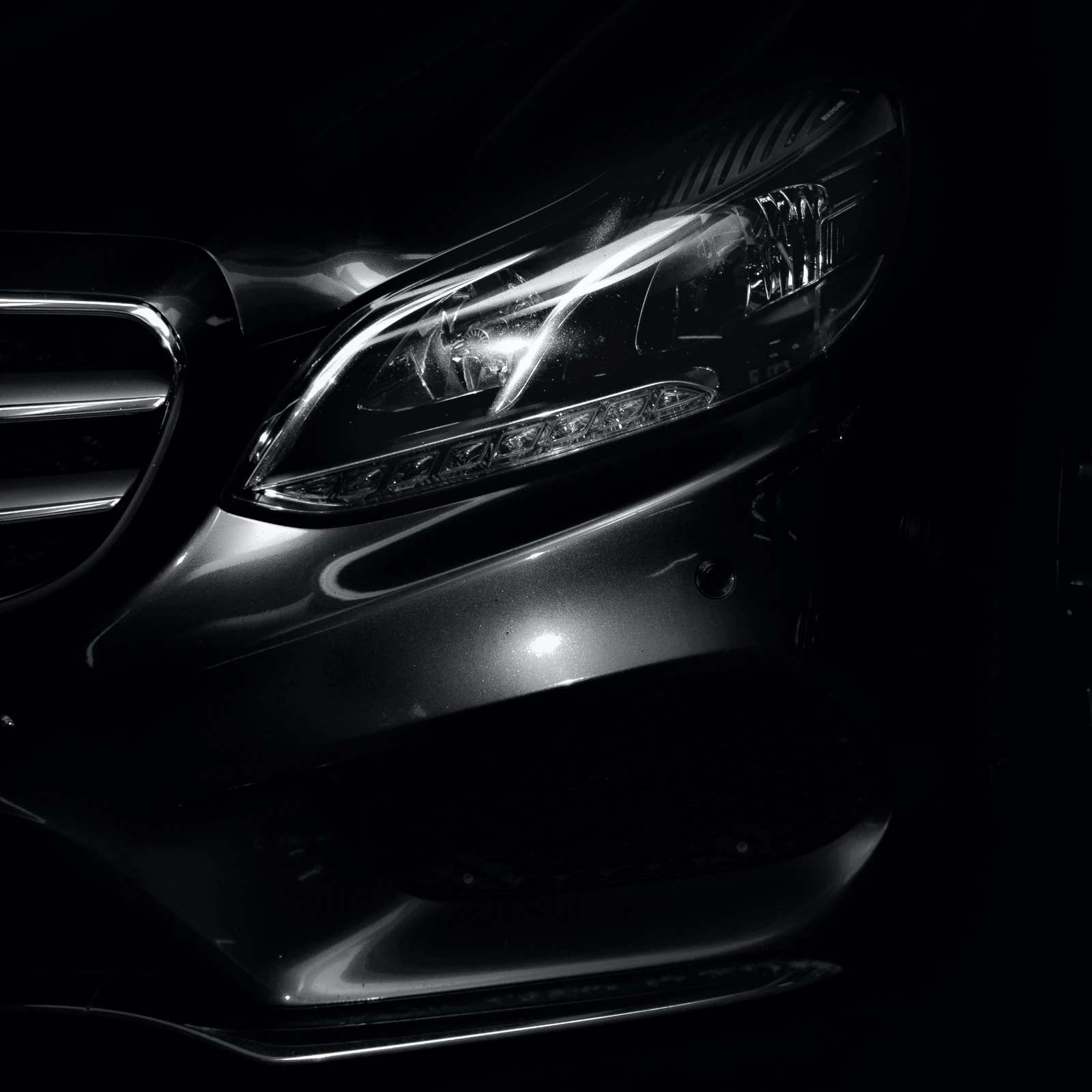 hochzwei_klco_teaser_04.jpg Nahaufnahme einer Mercedes Benz Leuchte