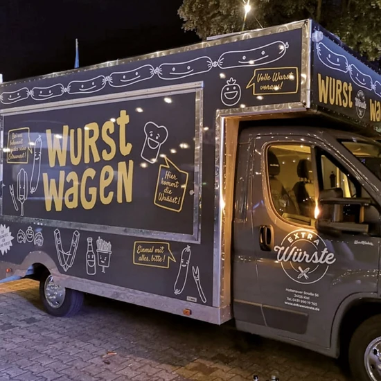 Grauer Wurstwagen mit Beleuchtung
