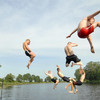 Sechs Männer springen ins Wasser