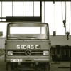 Ein alter Georg C Firmenwagen steht in der Halle