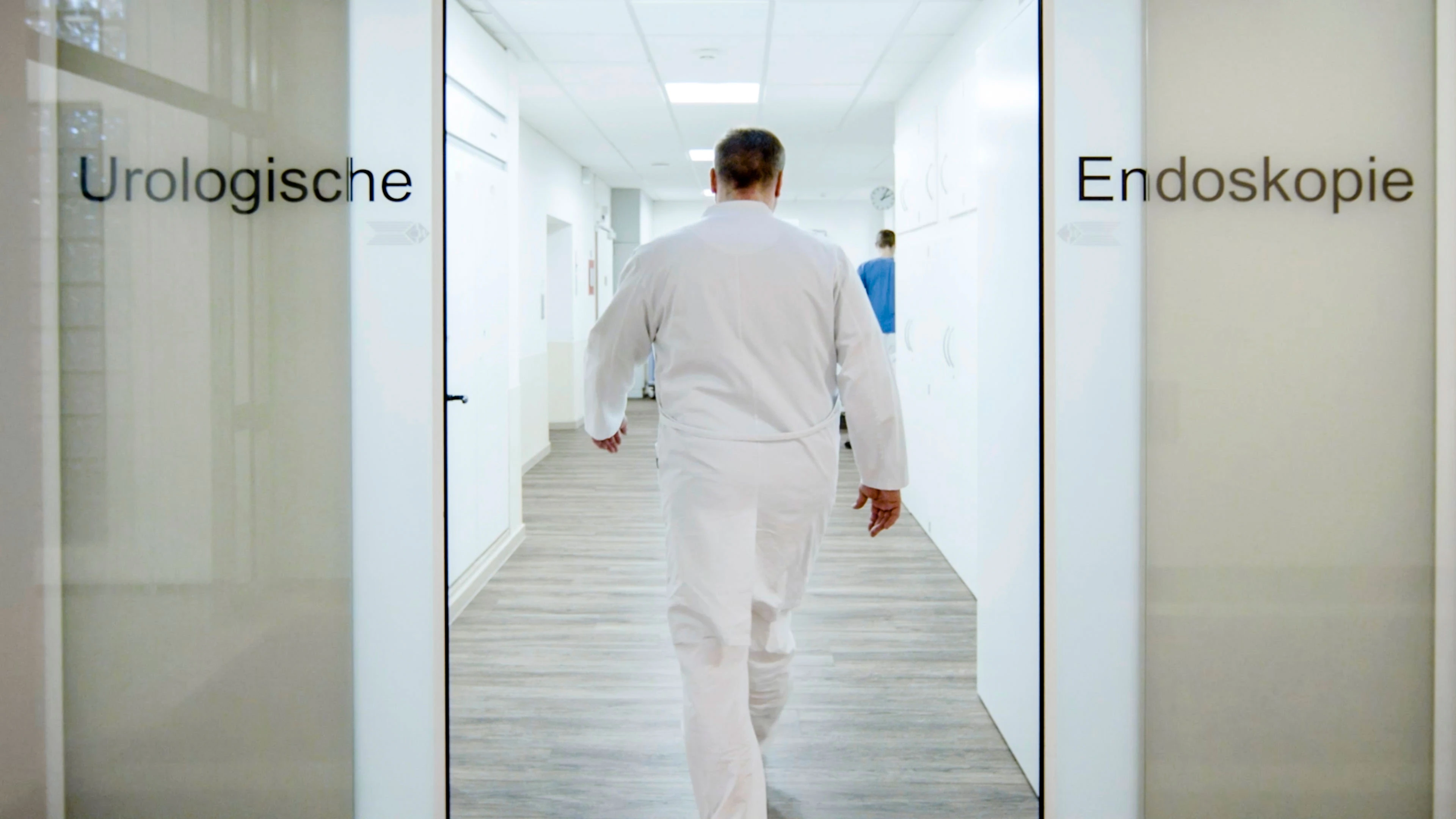 Ein Arzt geht in die Urologische Endoskopie