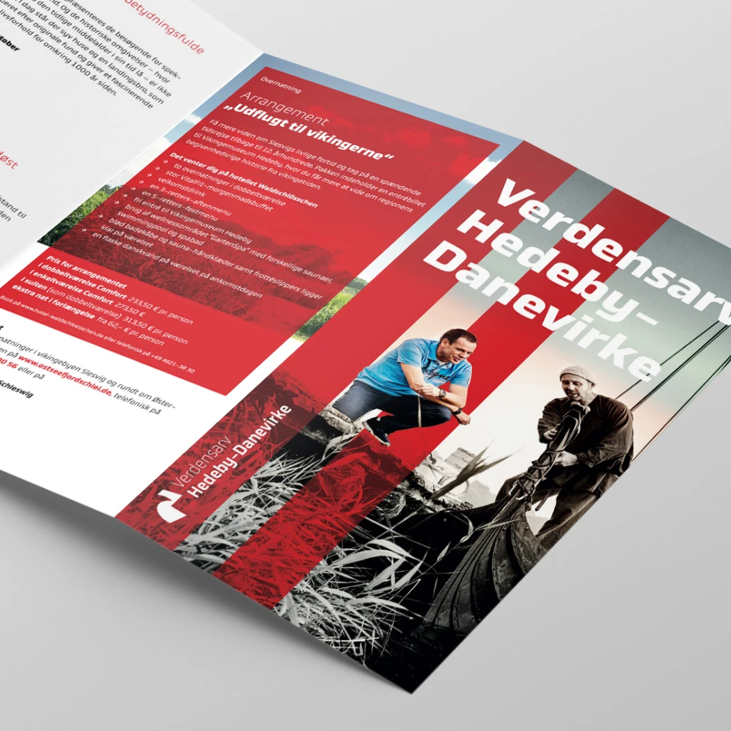 h2_grenzuebergreifendes-marketing_teaser_11.jpg Ein dänischer Flyer über die Geschichte von Haithabu und Danewerk