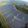 Ein Luftbild von Solarplatten die auf einer Wiese stehen
