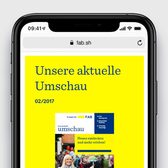 Smartphone zeigt gelbe Website des FAB " Unsere aktuelle Umschau" vor gelbem Hintergrund