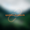 Orangene URL spedition-braase.de vor grün-weißem Hintergrund