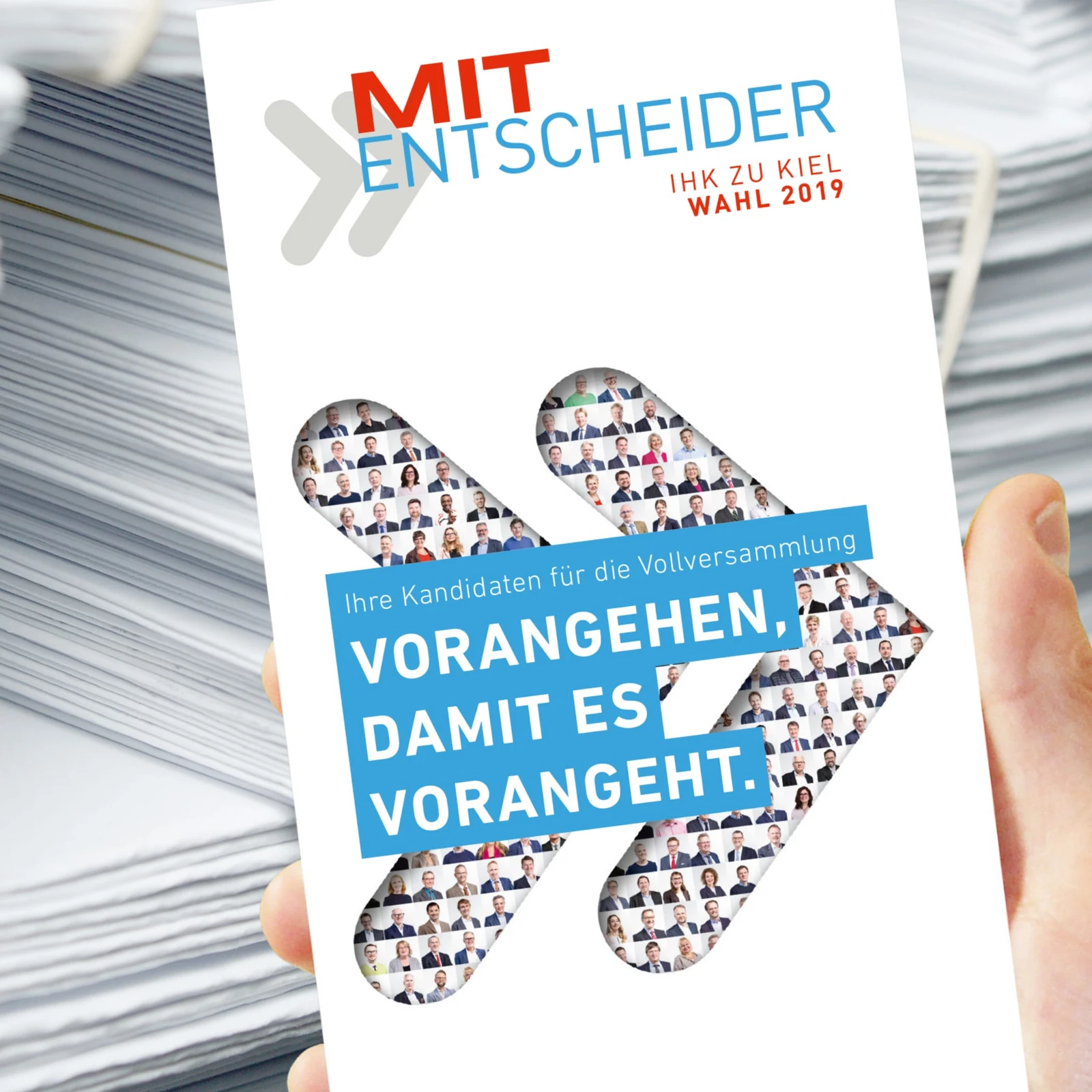 hochzwei_ihkk_teaser_02_hauptteaser.jpg Eine Hand hält den IHK Flyer