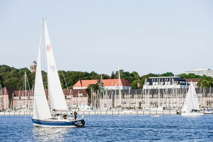 Ansicht auf Segelboot und Marina in Sonwik, Flensburg