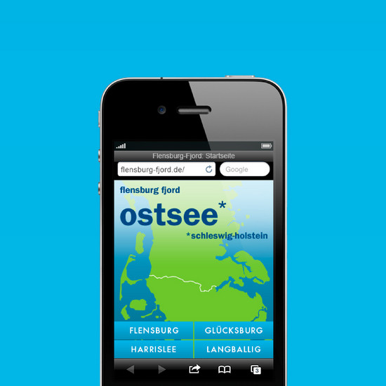 Smartphone zeigt Website flensburg-fjord.de vor blauem Hintergrund