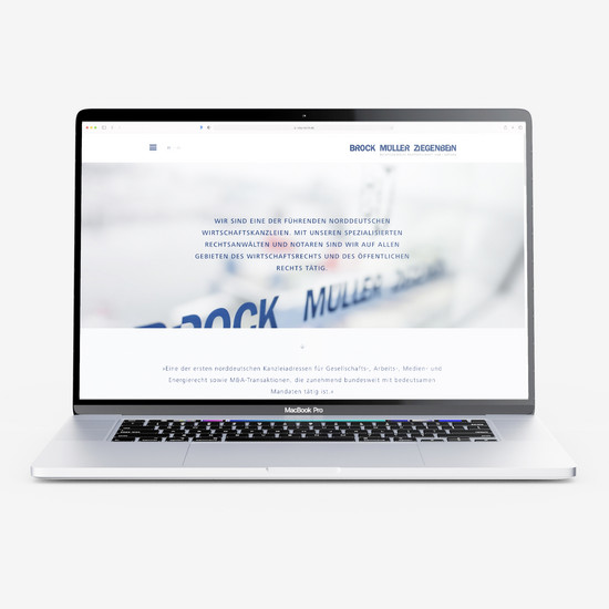 Frontale Aufnahme eines Laptops, das die weiß-blaue Website von BROCK MÜLLER ZIEGENBEIN zeigt