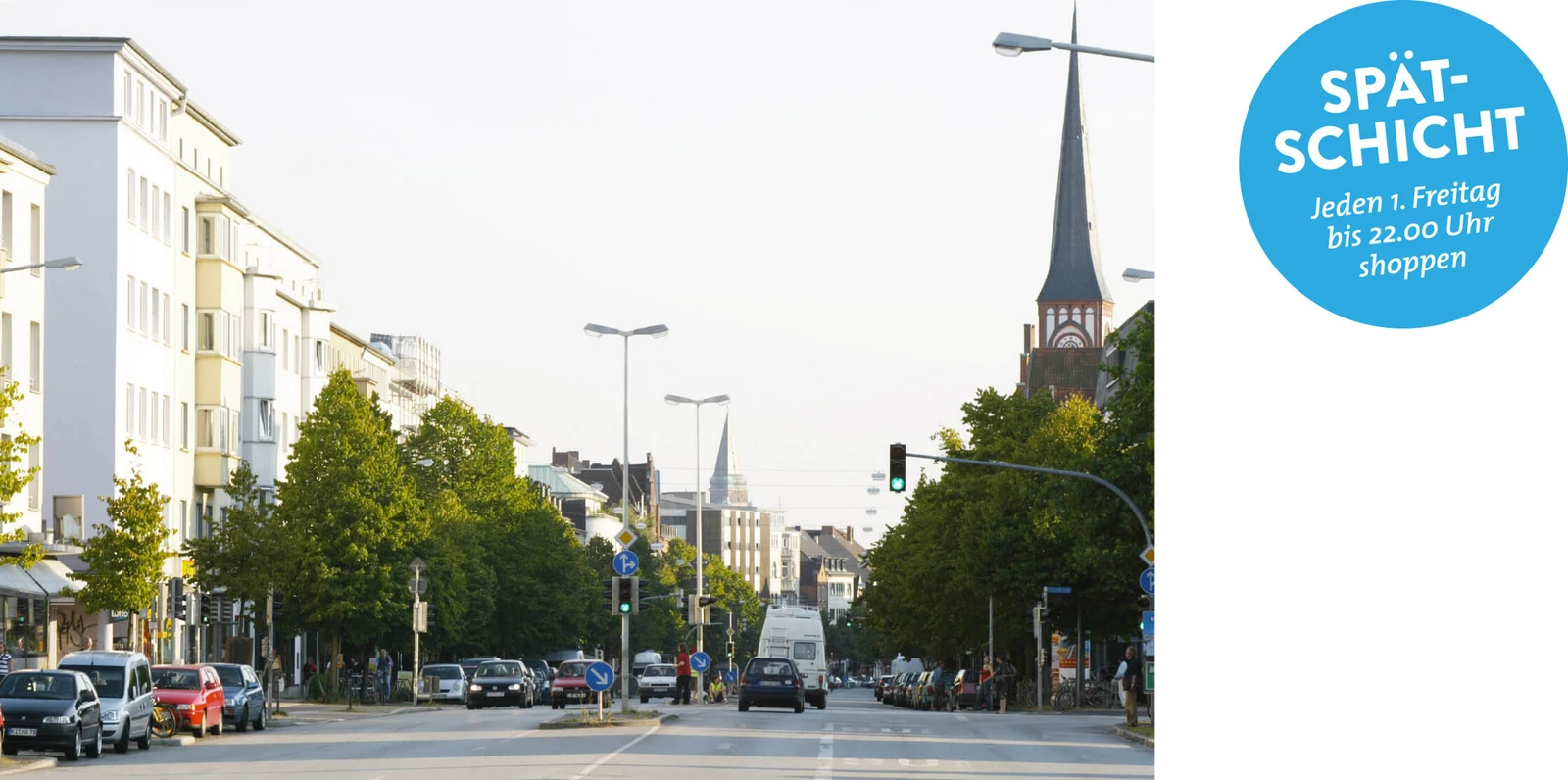 Grüne Bäume an Straße