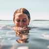 Nahaufnahme von einem Mädchen mit Sommersprossen im Wasser