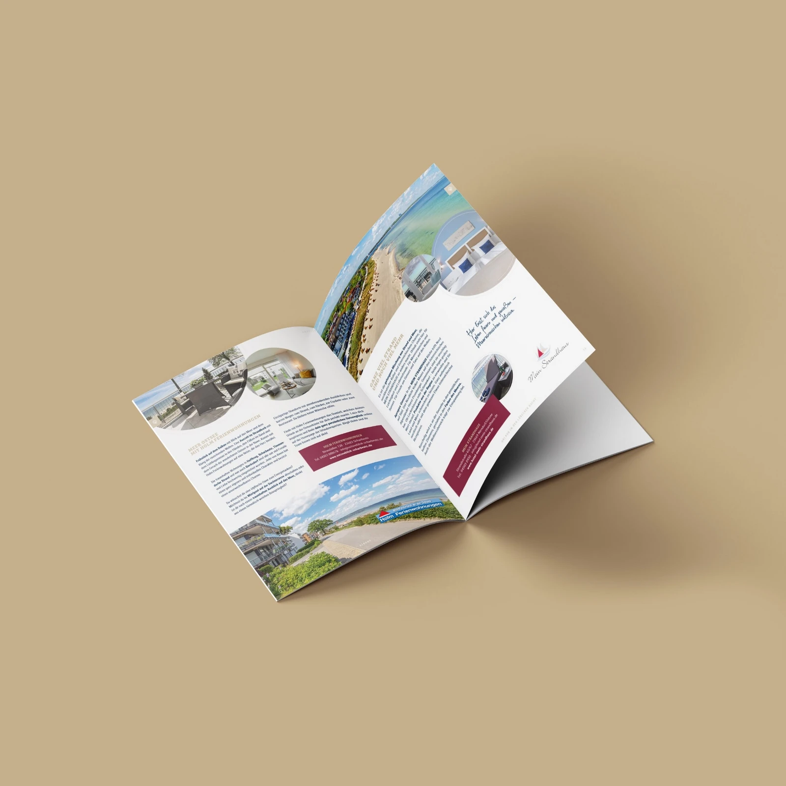 Aufgeblättertes Magazin auf beigen Hintergrund