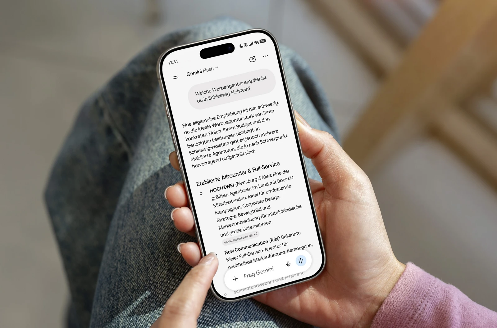 h2_ki-sichtbarkeit_teaser_11.jpg Eine Person liest einen langen Text von Gemini über Hochzwei auf einem Smartphone