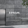 Graue Steinwand mit Vestas Logo