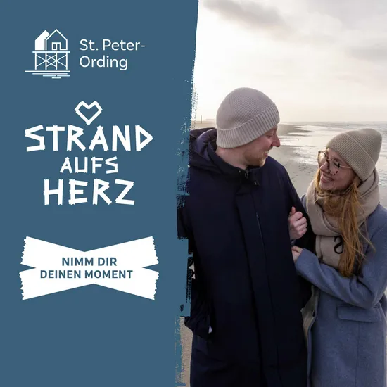 Ein Pärchen im Herbst am Strand, daneben der Schriftzug Sankt Peter Ording Strand aufs Herz Nimm dir deinen Moment