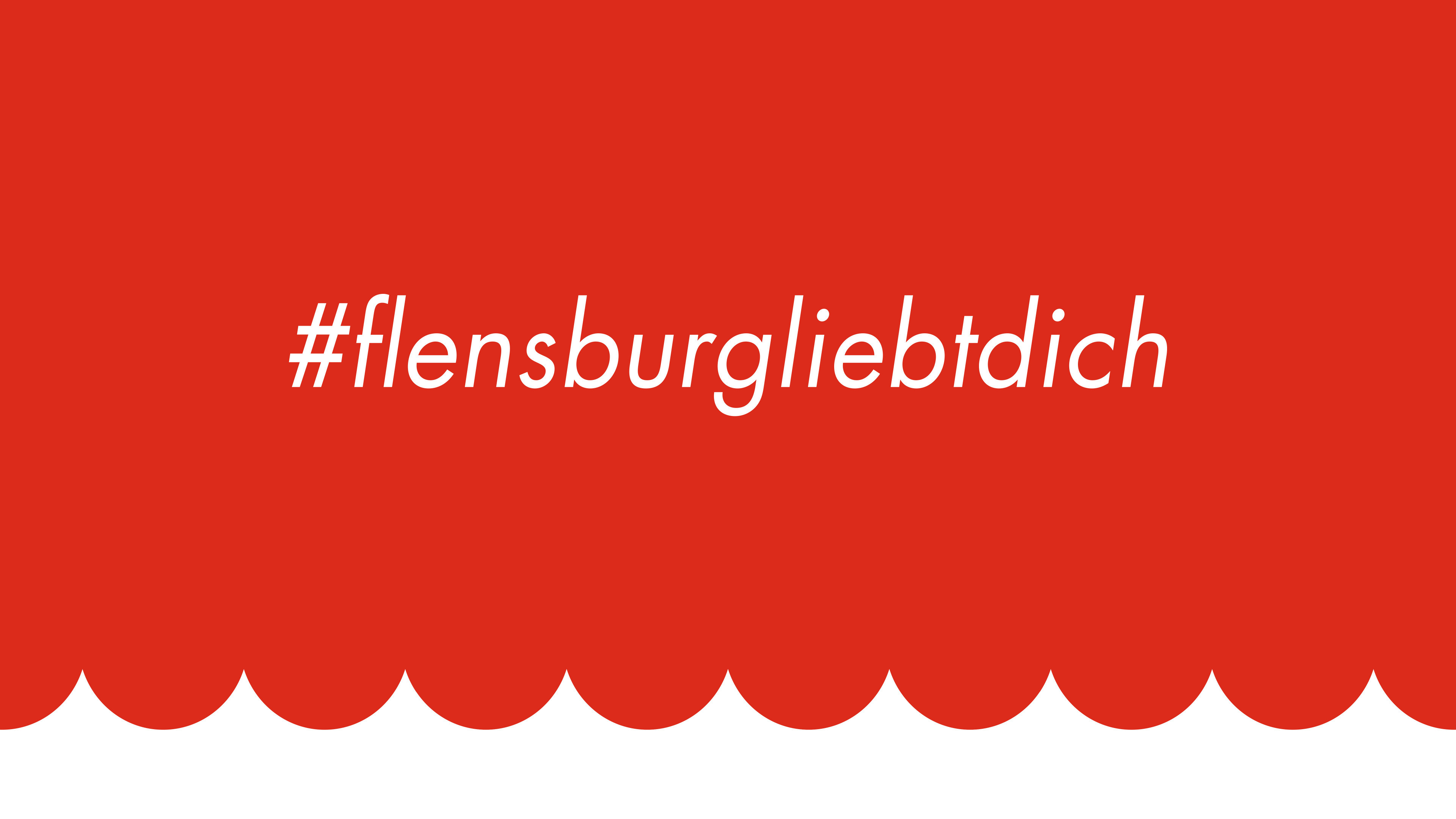 Weißer Text "#flensburgliebtdich" vor rotem Hintergrund und weißen Wellengrafik unten