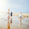 Kinder laufen im Wattenmeer