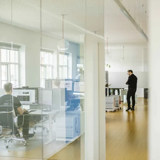 Einblicke in das Kieler Büro durch Glasscheibe