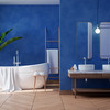 Blick in ein modernes Bad mit einer blauen Wand