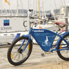Blaues Fahrrad steht am Sonwiker Hafen