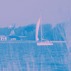 Segelboot auf Wasser mit pinkem Overlay