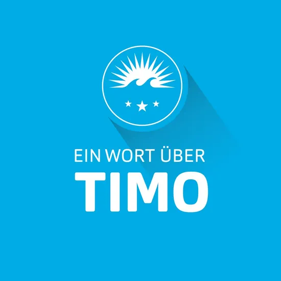 Eine blaue Grafik mit dem HOCHZWEI Logo und der Aufschrift: Ein Wort über Timo