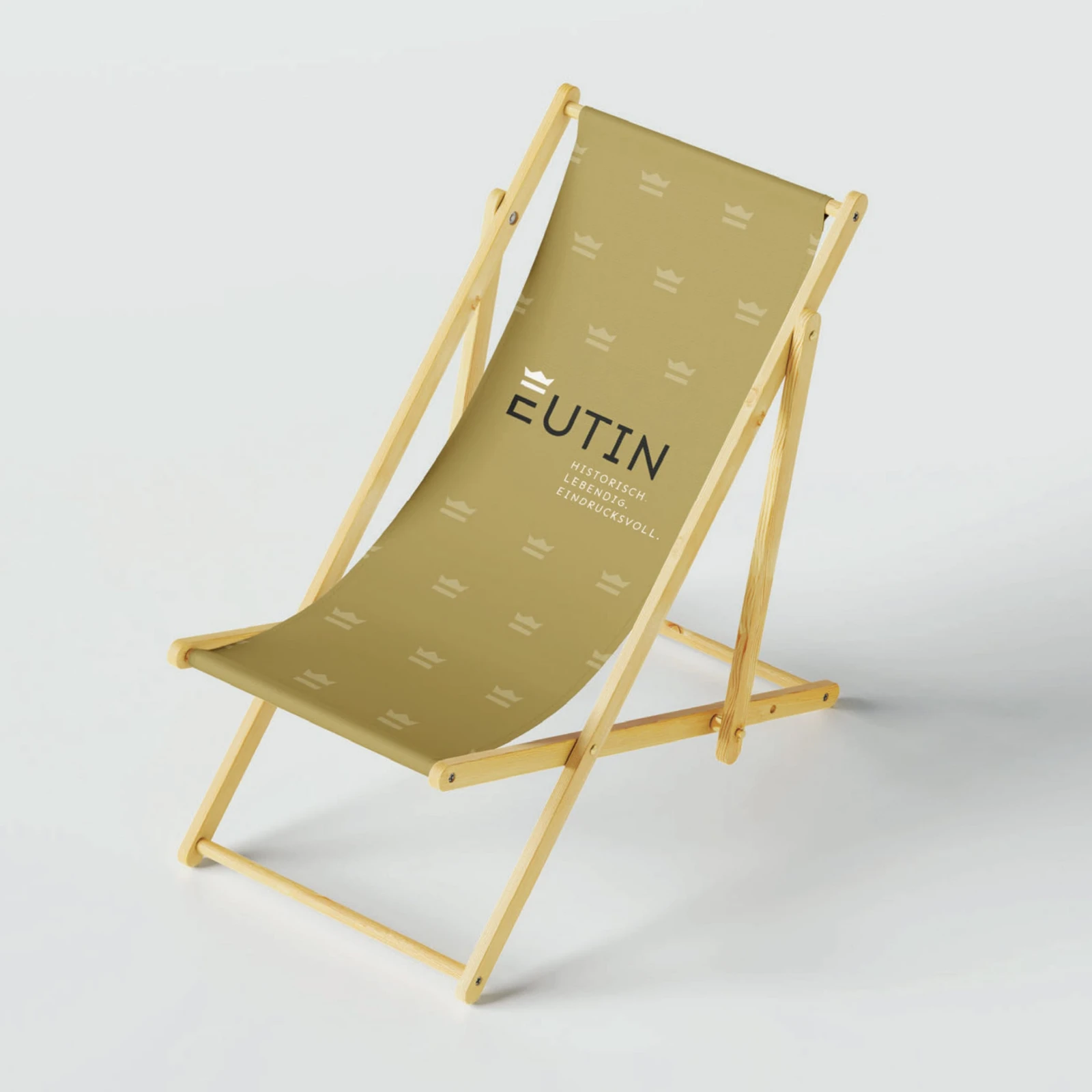 Klappstuhl mit goldener Sitzfläche und Eutin-Logo mit Krone
