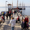 Blick auf die Seebrücke in Glücksburg mit vielen Spaziergängern
