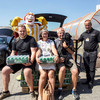 Die Scandipark Weight winners Gewinner posieren mit Bier vor der Kamer