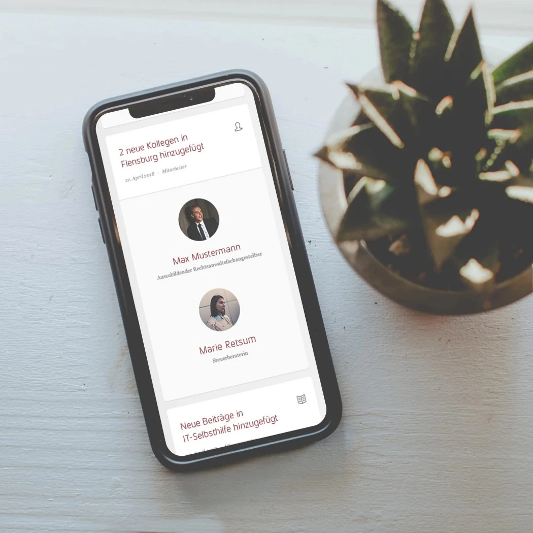 Mobiltelefon zeigt Intranet mit zwei Mitarbeiterkacheln