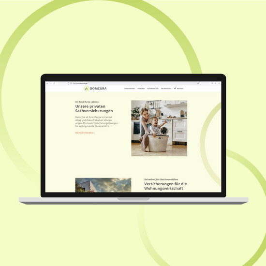 Laptop zeigt die hellgrüne Website von Domcura vor hellgrünem Hintergrund