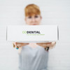 Frau hält weißes Paket mit Logo DD Dental