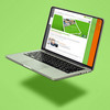 Grauer Macbook mit geöffneter Team Homepage