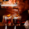 Barkeeper schenkt Whiskey ein
