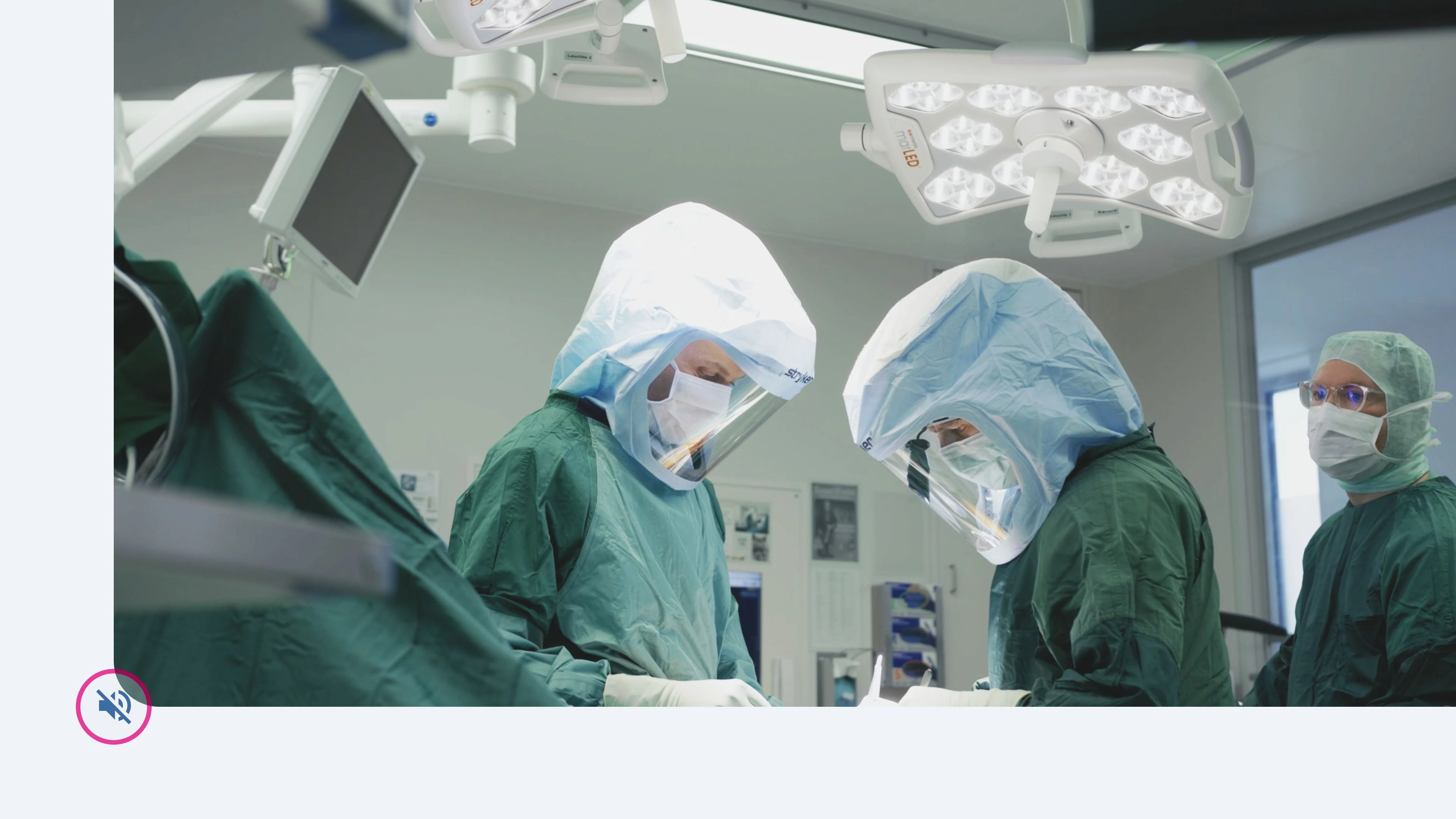 h2_fek_filme_slider_02.jpg Foto von Angestellten in Schutzkleidung während einer Operation