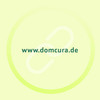 Grüne URL www.domcura.de vor grasgrünem Hintergrund
