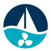 Rundes Logo, unten Turbine im türkisen Wasser, oben Segel vor blauem Himmel