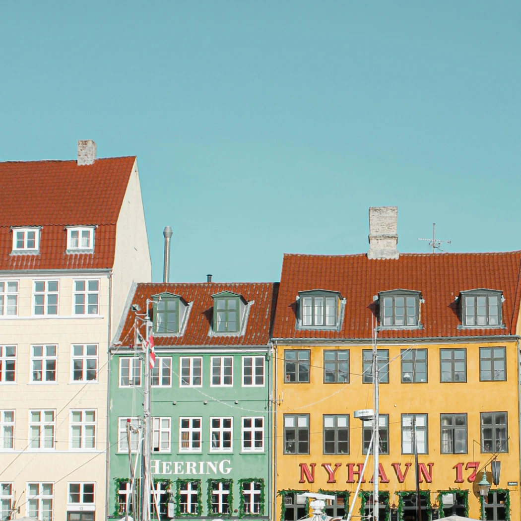 h2_grenzuebergreifendes-marketing_teaser_04.jpg Farbenfrohe Gebäude in einer dänischen Hafenstadt