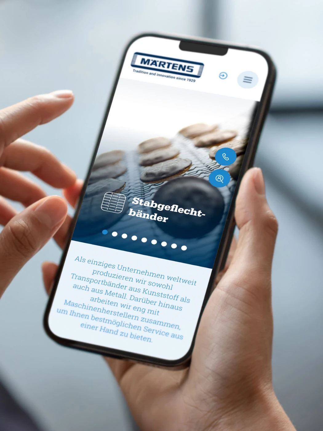 Eine Frau trägt ein Smartphone in der Hand