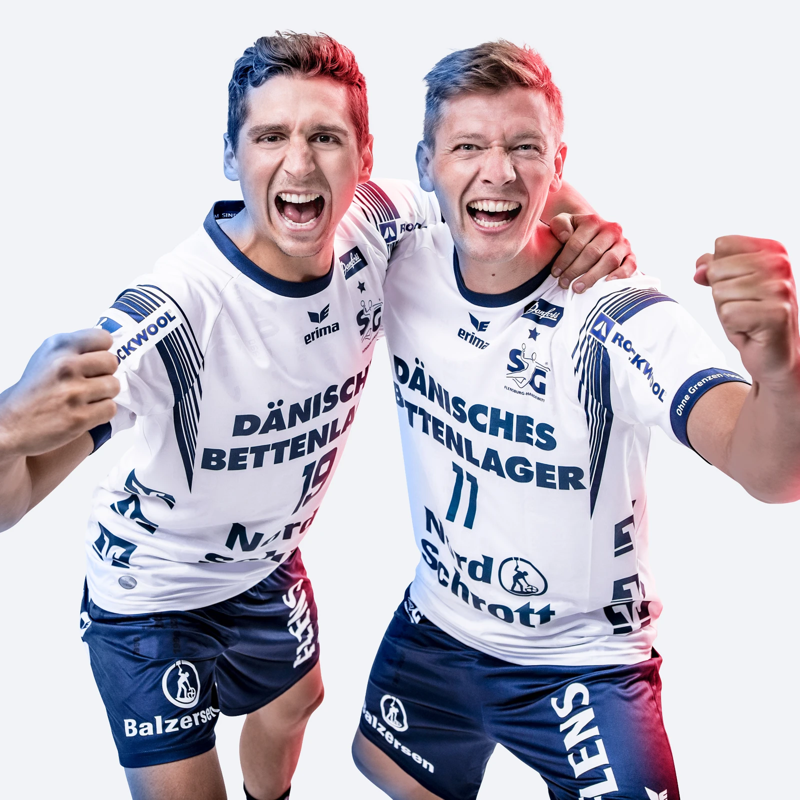 Zwei SG Spieler jubeln in die Kamera