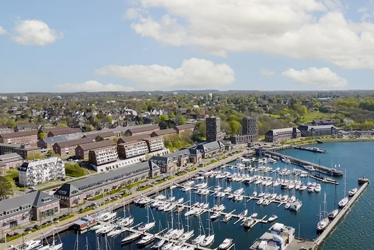 Luftaufnahme des Sonwiker Yachthafens in Flensburg - hier ist der Flensburger Standort von HOCHZWEI