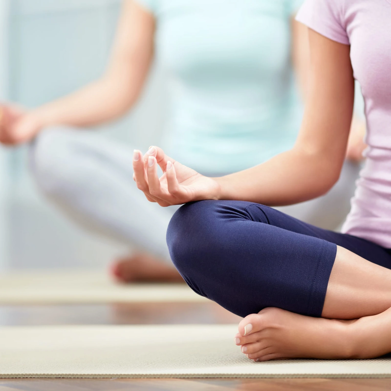 Frau macht eine Yoga Pose