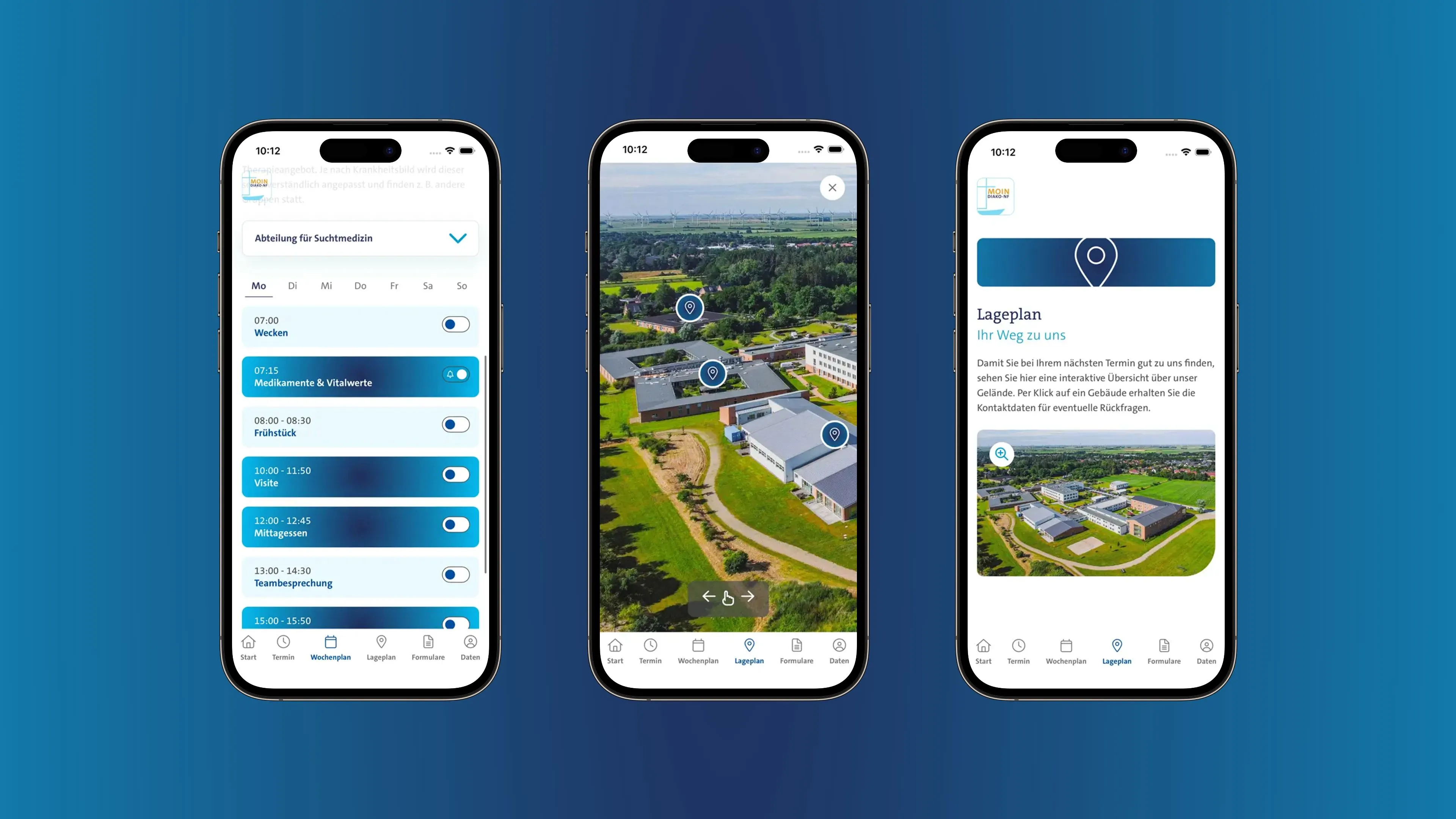 h2_einblicke-app_slider_02.jpg Ein blauer Hintergrund: Davor drei Handy mit der Website der Diako.