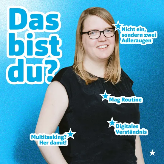 Blaue Grafik mit dem Bildausschnitt einer Kollegin von Hochzwei. Daneben der Text Das bist du? Nicht ein, sondern zwei Adleraugen, mag Routine, digitales Verständnis, Multitasking, her damit!