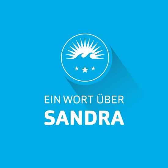 Blaue Grafik mit Schriftzug Ein Wort über Sandra. Darüber das Hochzwei Logo mit einer aufgehenden Sonne, zwei Wellen und drei Sternen.