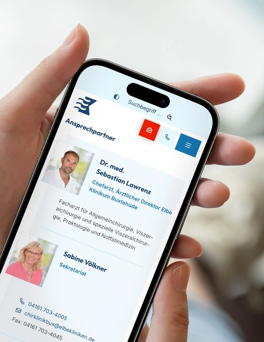 h2_elbek_teaser_08.jpg Ein Smartphone mit der Webseite der Elbe Kliniken in den Händen einer Person.