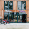 Holzfront und Fenster der Hofküche mit davor stehenden Fahrrädern