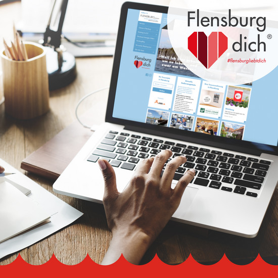 Laptop zeigt Website von flensburg-liebt-dich.de