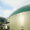Biogasanlage mit einem grünem Dach