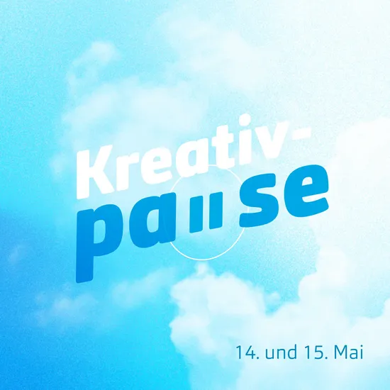 Weiße Wolken auf blauen Hintergrund, davor ein Schriftzug: Kreativpause